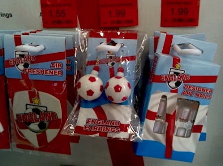 © Robert Rotifer England-Ohrringe, -Nägel und Auto-Deodorants